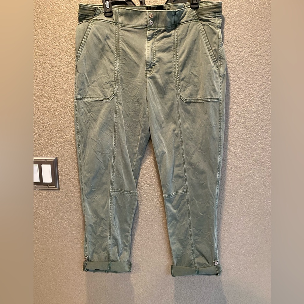 White House black market. Women’s mid rise straight crop pants. Kaki green